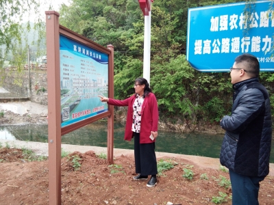 哈荣霞深入三官洞林区开展巡河工作