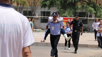考生考前骨折不方便入考场 民警背起考生将其送往考场五楼