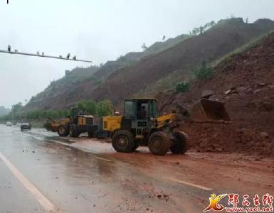 暴雨导致山体滑坡道路受阻 民警雨夜清除保畅通