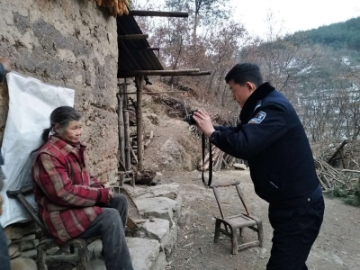 郧西民警历时4月帮聋哑老人解决黑户问题