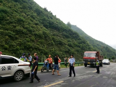 郧西交警强化暑期交通安全防守 查处各类违法105起