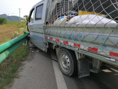 两货车不慎失控被“生命防护工程”钢护栏救下