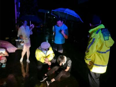 少年夜醉“酣睡”路中央 民警冒雨施救保平安