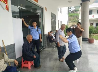 郧西民警上门为福利院孤寡老人办证送温暖
