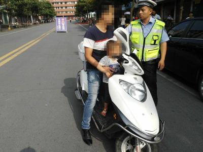 男子强行冲卡拖行交警十余米被刑拘