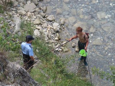 为了让姐姐尝鲜 男子禁渔期非法电鱼被民警当场查获