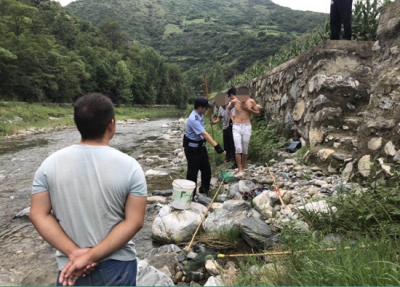 三男子小河沟内电鱼 被查获后悔称“不缺那点鱼吃”