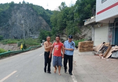 天太热！壮年男子外出突然中暑栽倒