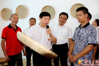 全市二季度项目拉练与会代表来郧西观摩