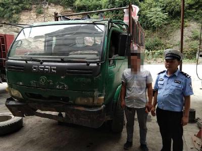 见交警路查弃车逃跑 男子五项交通违法被查获重处