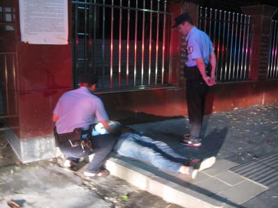 男子离家出走倒在乡下路上 民警巡查发现妥善安置