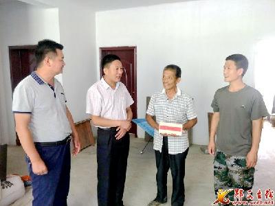 店子镇：“八一”慰问送真情 情暖退役军人心