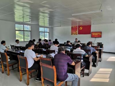 不等不靠、先学先改！县扶贫办开展“不忘初心、牢记使命”主题教育动员会