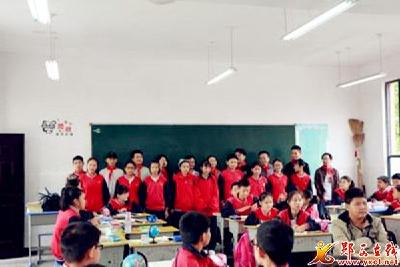 《好好回家》电影剧组向关防乡学校捐赠爱心礼物