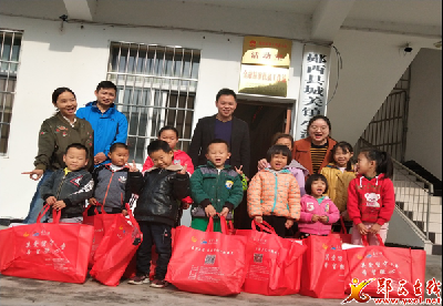 城关镇：开展关爱留守儿童微心愿物资发放活动