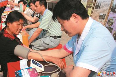 一路奋斗 向着幸福进发 ——郧西县精准扶贫工作纪实报