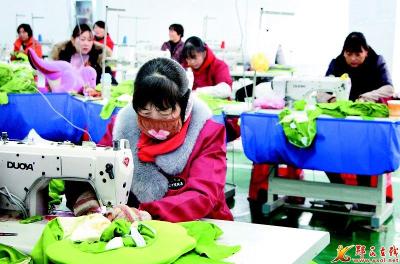 郧西夹河玩具制造助脱贫