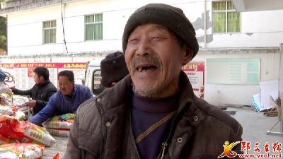 县交易中心：为贫困村700多户群众“拜年”