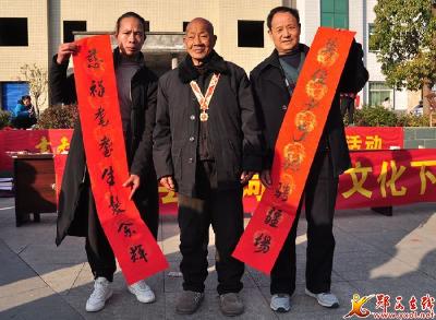诗词学会为香口乡村民送春联送祝福