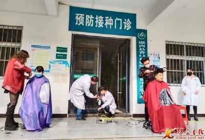 香口理发店夫妇为抗疫一线人员义务理发