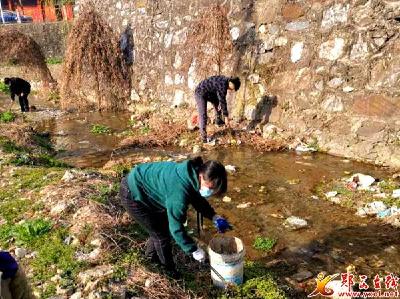 店子镇：清理河道垃圾 守护碧水蓝天