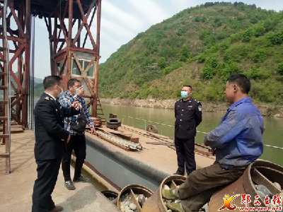 郧西多部门联合整治水路交通秩序