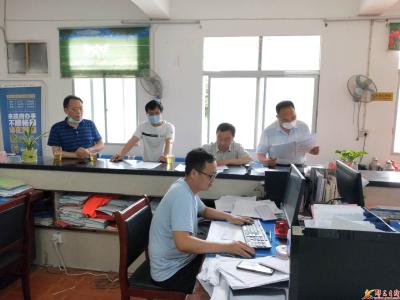 县供销社党员在小河村开展“双报到双报告”活动