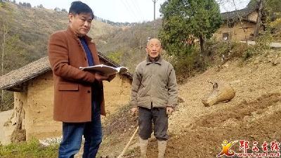 【我的扶贫故事】痴心不改为扶贫 ——记县公共资源交易中心驻村工作队长童虎建