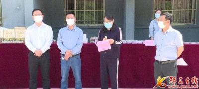 副县长哈荣霞为三官洞林区扶贫农产品代言