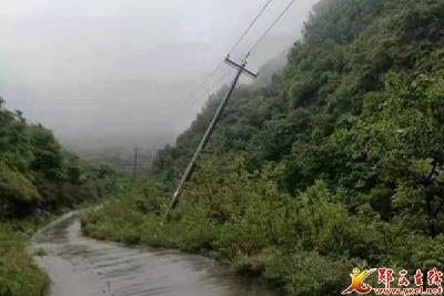 鄂西北边陲山体滑坡 供电人冒雨扶正电杆