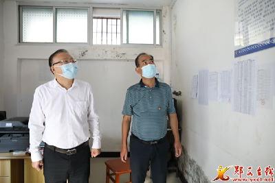 查宏督导秋季开学和防汛抗灾工作
