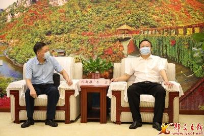 查宏王兵与湖北银行十堰分行行长代新胜一行座谈