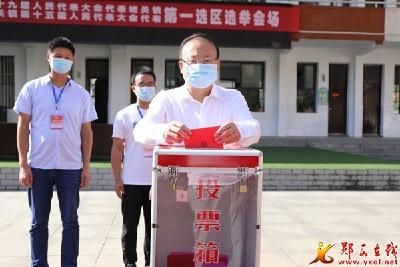 查宏王兵以普通选民身份参加县人大代表选举投票