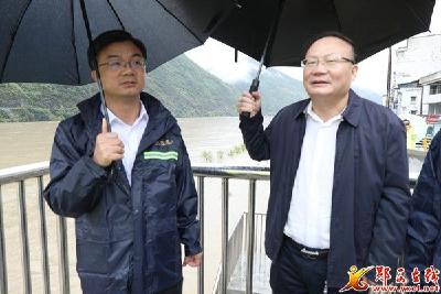 黄剑雄到羊尾镇检查汉江防汛工作