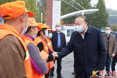 查宏王兵看望慰问一线环卫工人
