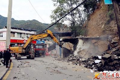 关防乡集中拆除5户110余平米违法违规建筑