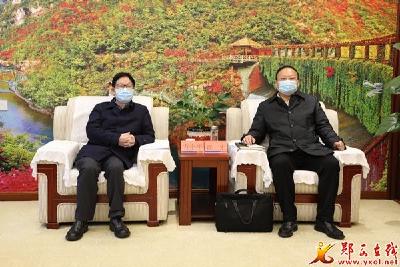 查宏与建设银行湖北省分行副行长方小平一行座谈