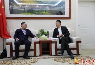 王兵与湖北银行十堰分行行长代新胜一行座谈