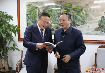 查宏赴湖北日报社考察并接受访谈