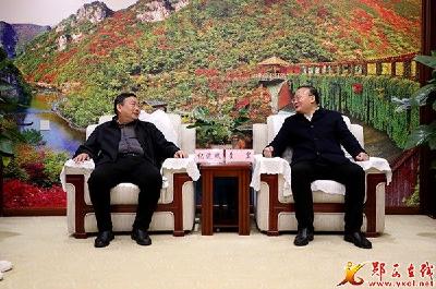 查宏与湖北省粮油集团党委副书记、总经理纪道斌座谈