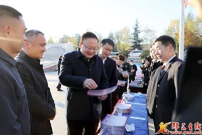 查宏:弘扬宪法精神　建设法治郧西