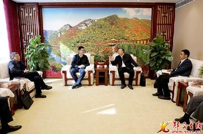 查宏王兵与国投电力控股公司董事长朱基伟座谈