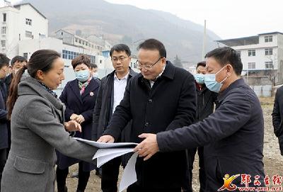查宏:落实落细疫情防控措施 坚决守住外防输入底线