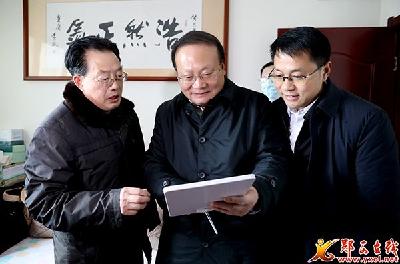 查宏王兵等县领导走访慰问离退休老干部