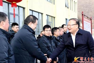 查宏慰问重点项目建设一线职工