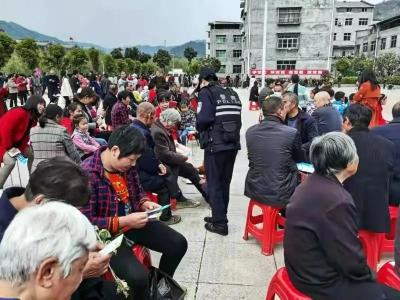 郧西：民警变身宣传员 反诈知识送到家