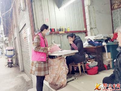 县妇联志愿者创文不停步 防疫不放松