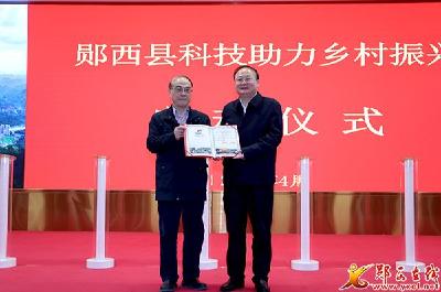 县委理论学习中心组举行“科技助力乡村振兴”专题学习