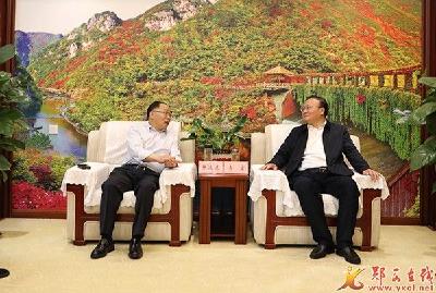 查宏与中国移动十堰公司总经理张波进座谈