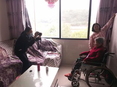 老人骨折行动不便  郧西民警办证服务送上门
